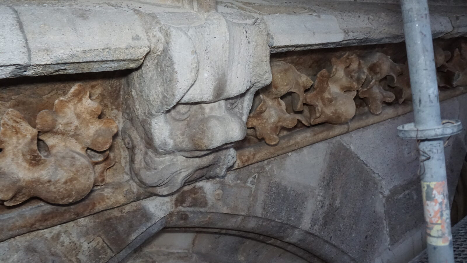 Fassade Fries mit Maskaron · Rechte: Archiv der Dombauhütte St.Stephan