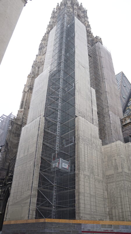 Fassade mit Gerüst mit Fasadenspiegel · Rechte: Archiv der Dombauhütte St.Stephan