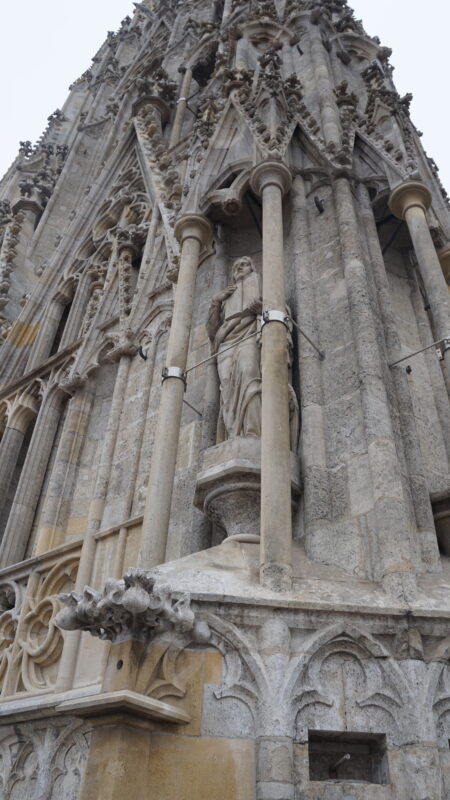 Südturmfassade  Statue Johannes Evangelist · Rechte: Archiv der Dombauhütte St.Stephan