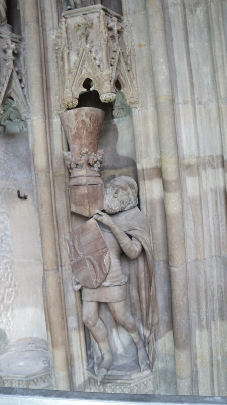 Rechtes Gewände/ Wappenträger Rudolf IV. · Rechte: Archiv der Dombauhütte St.Stephan
