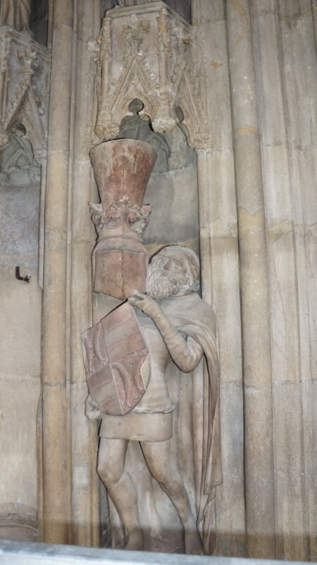 Rechtes Gewände/ Wappenträger Rudolf IV. · Rechte: Archiv der Dombauhütte St.Stephan
